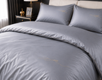 Lenjerie de Pat Premium 200x220 cm – Gri Perlat Elegant cu Broderie Aurie